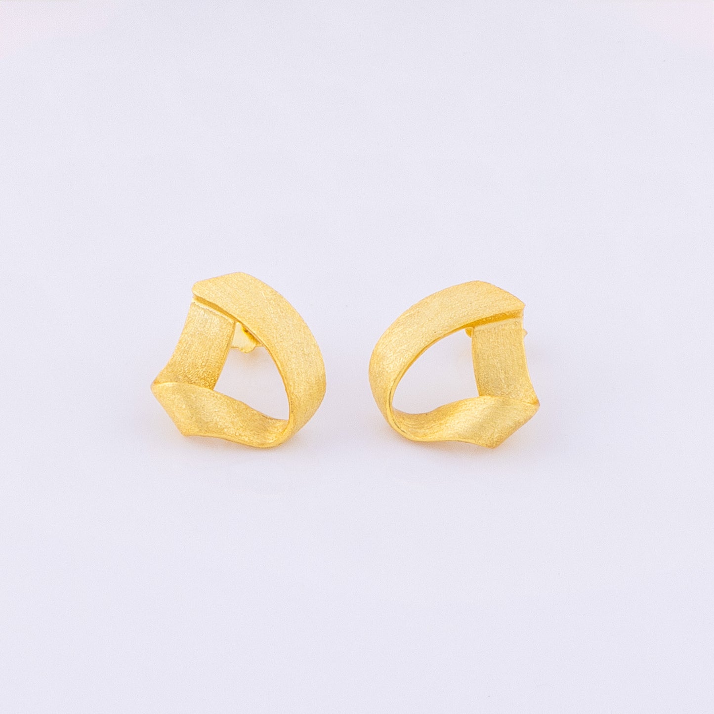 The Creevy stud earrings from OAT Jewellery are a hypoallernegic, everyday staple earring. They have a satin finish and a knot design, tarnish resistant and lightweight. A gorgeous pair of earrings to gift to her!