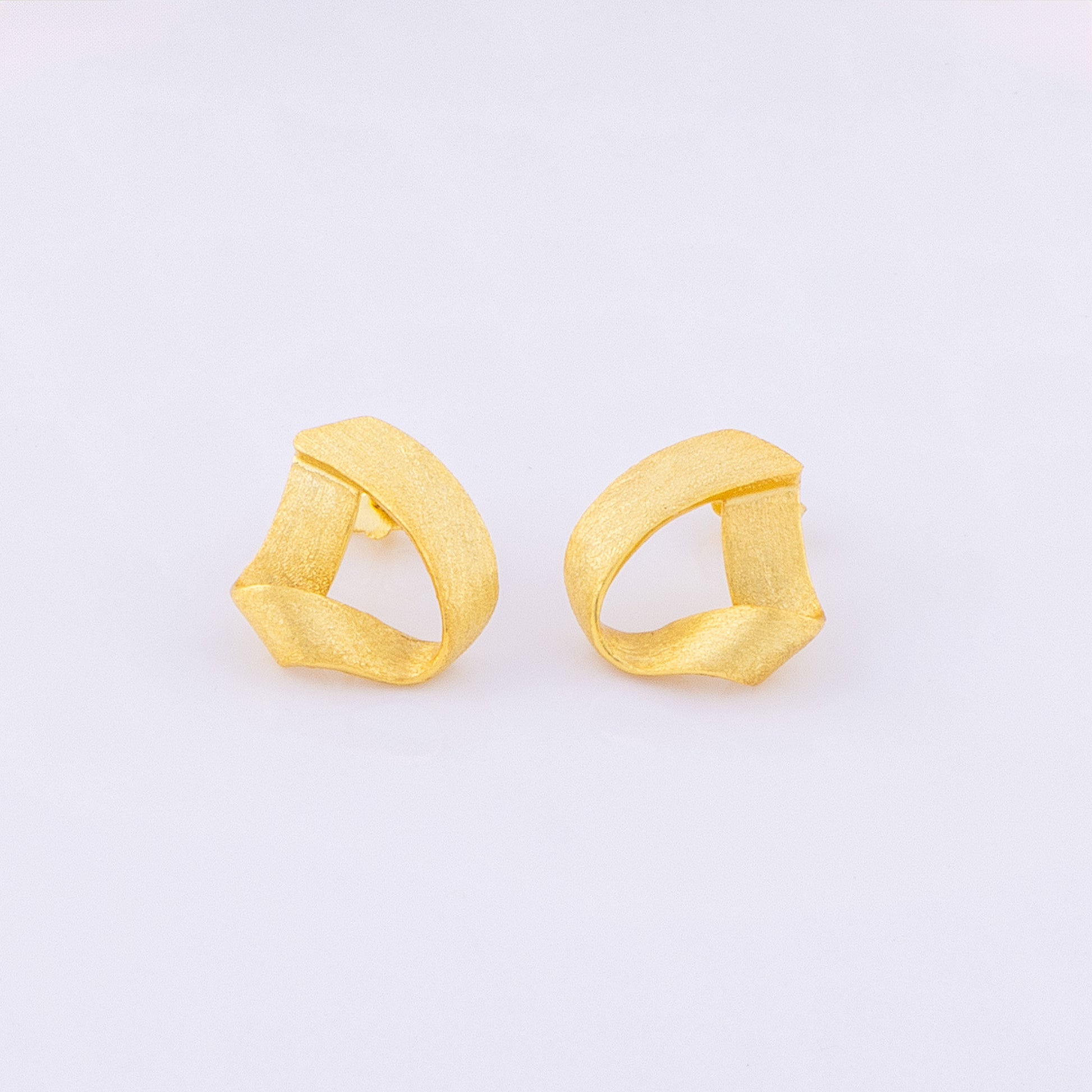 The Creevy stud earrings from OAT Jewellery are a hypoallernegic, everyday staple earring. They have a satin finish and a knot design, tarnish resistant and lightweight. A gorgeous pair of earrings to gift to her!